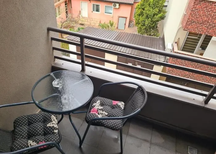 White Stone Downtown Apartment *